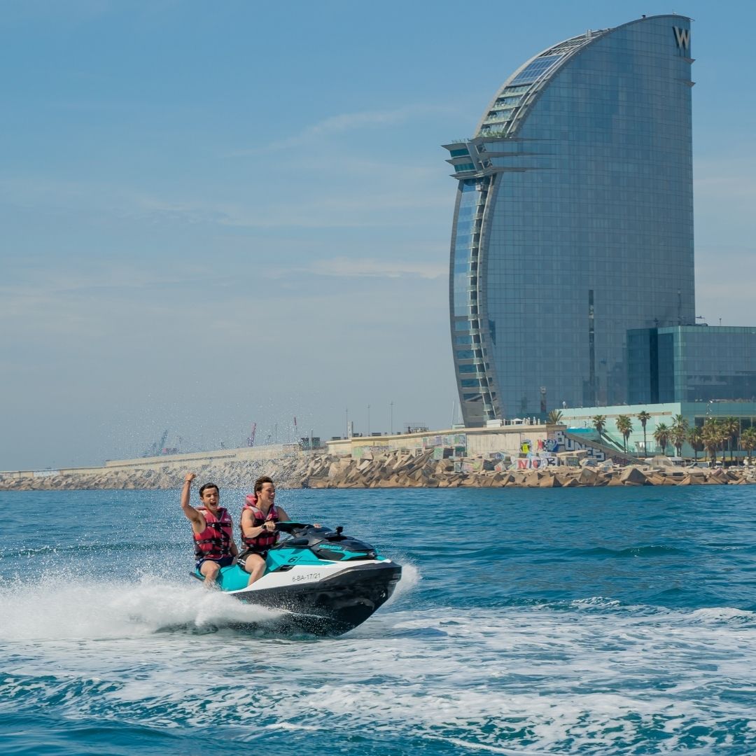 Saliendo en moto de agua hacia las playas de Barcelona