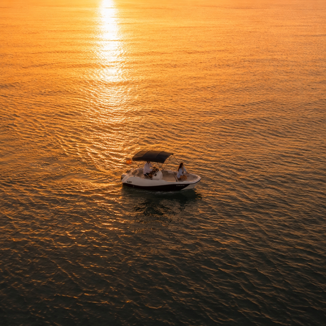 Salida sunset en barco sin licencia Barcelona Conduce un barco con tranquilidad y luz de atardecer