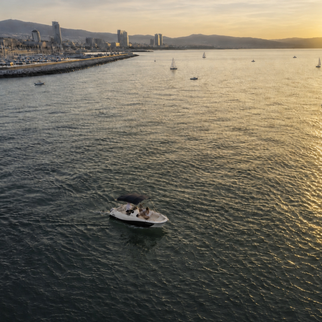 Salida sunset en barco sin licencia Barcelona Alquiler barco sin titulación en Barcelona